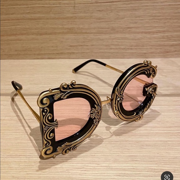 More photos coming soon! Designer inspired statement sunglasses, not authentic - Picture 5 of 6